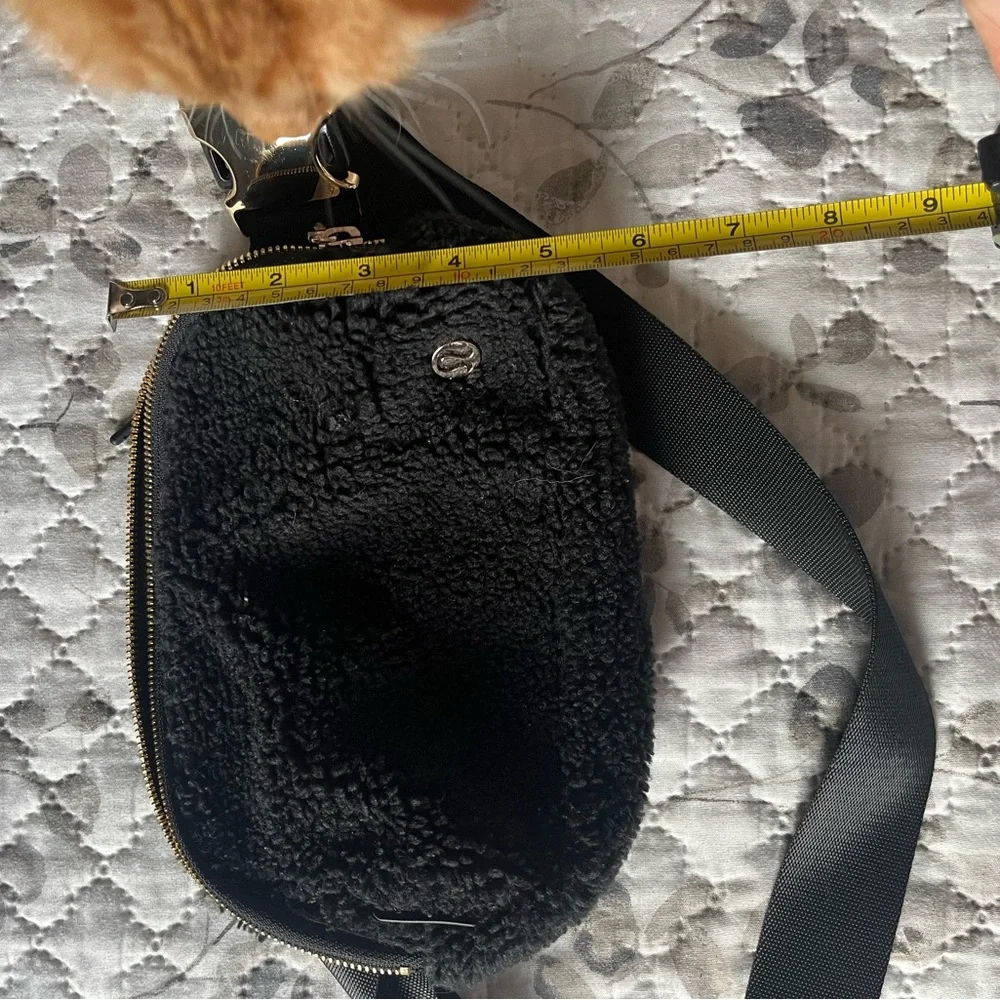 Lululemon Black Sherpa Belt Bag with Gold Zipper - Picture 6 of 7